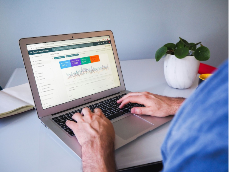 Persona utilizando Google Search Console en una laptop para analizar el rendimiento del sitio web